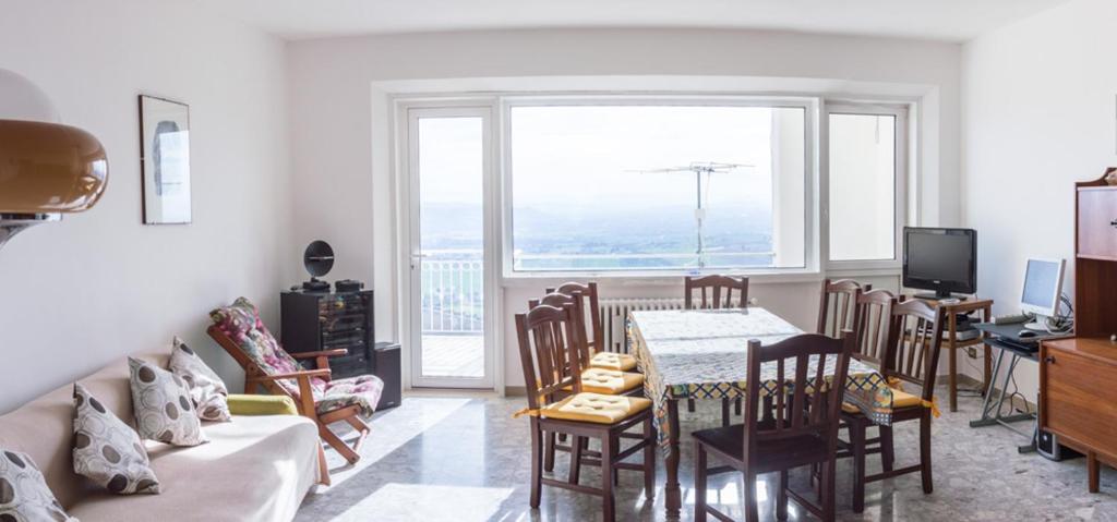 Spacious apartment in Recanati with a 200 m² mountain view