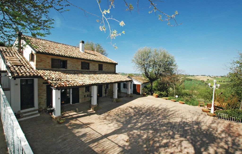 Appartamenti in casale con piscina