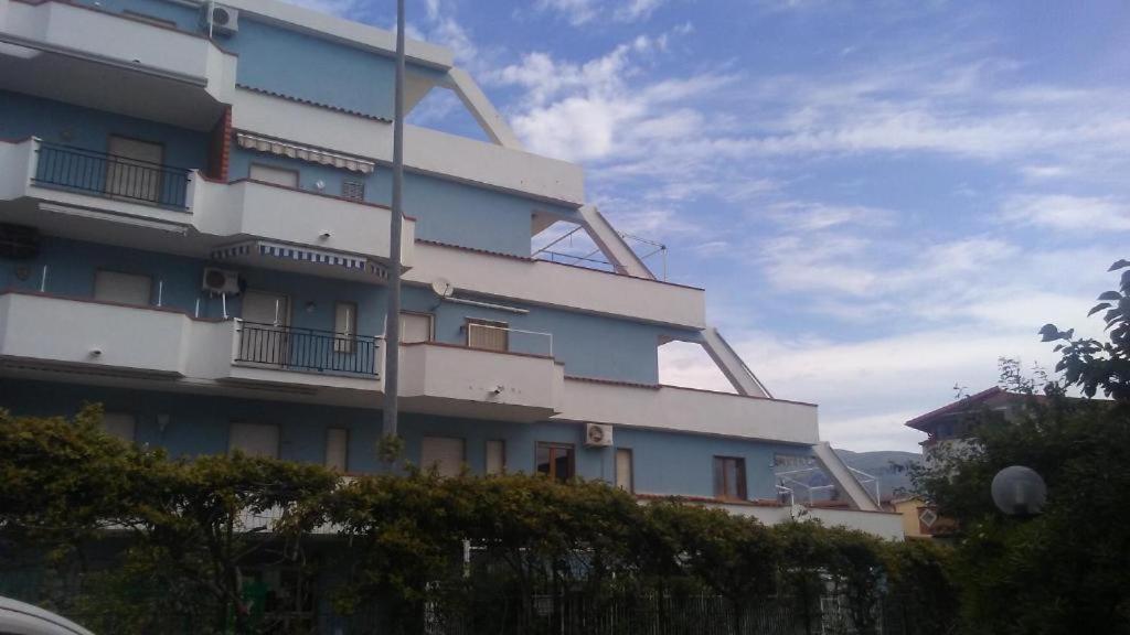 Appartamento con grande terrazza, 100 metri dal mare