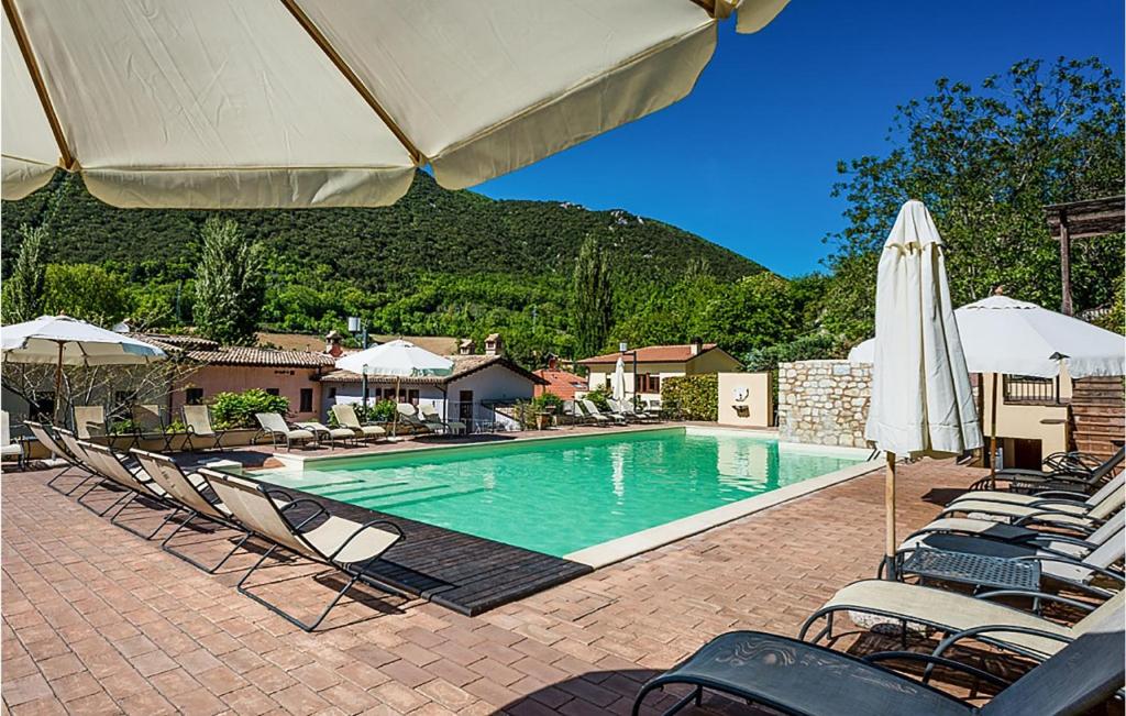 Awesome Apartment In Foligno With Kitchen