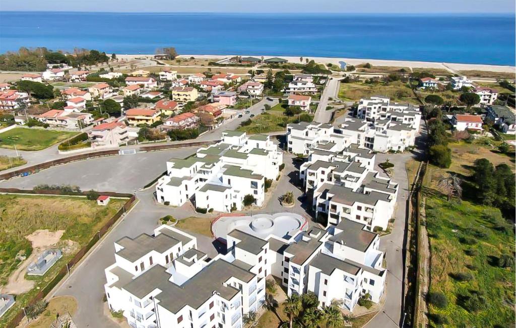 Beautiful Apartment In Isca Marina With Kitchen
