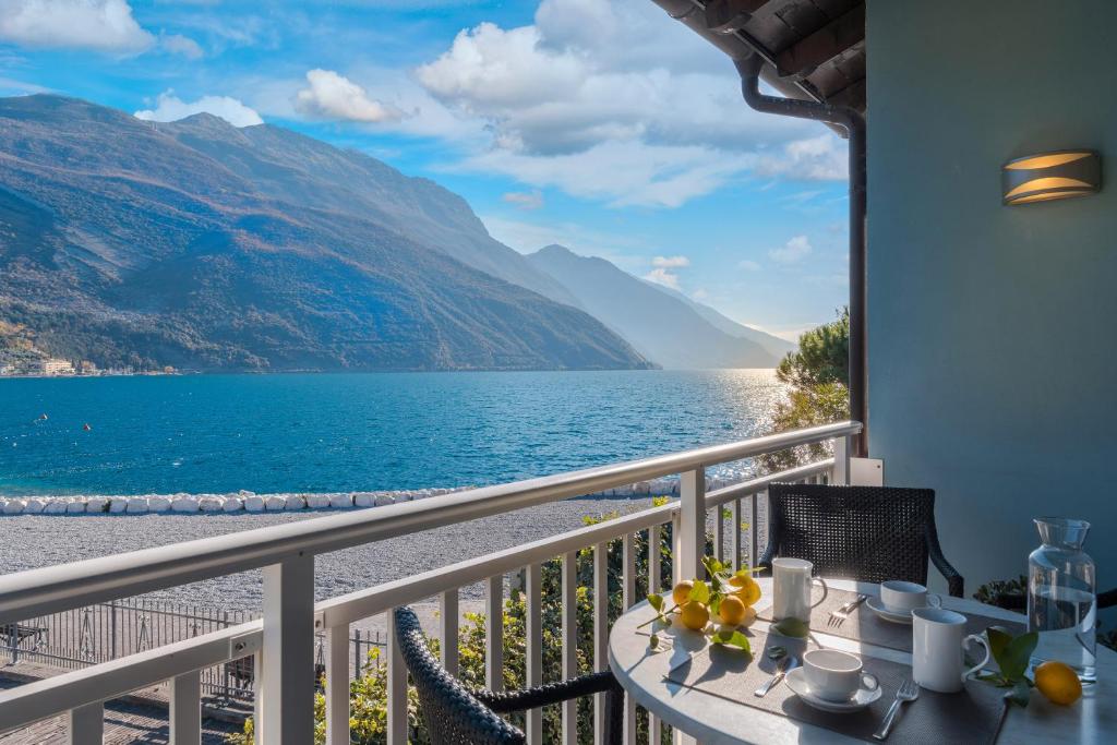 Casa Toblini al Lago on the beach
