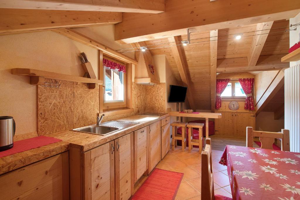 Chalet Sciachilo Ski In-Ski Out Mt 10 - Happy Rentals