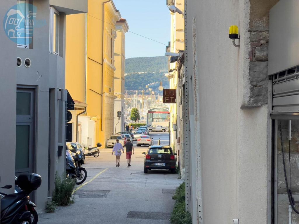 Economo B5 Tirabora Short Rent