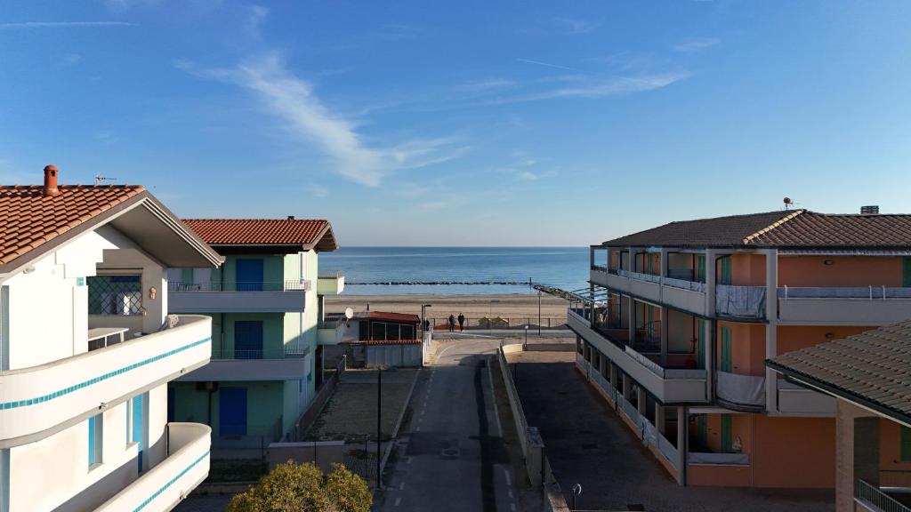 F004 - Fano, trilocale con terrazzino a 30mt dal mare