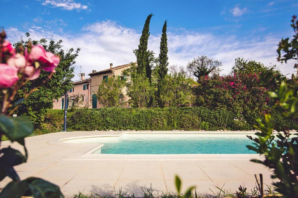 Authentic country house Casale le Fontanelle with pool and garden in Monterado