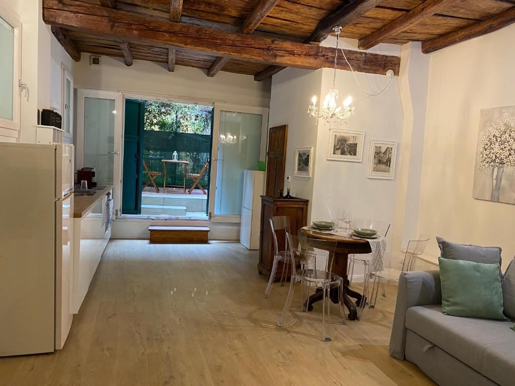 Il cortile tra i portici