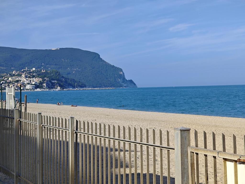 L01 Trilocale fronte mare con spiaggia privata