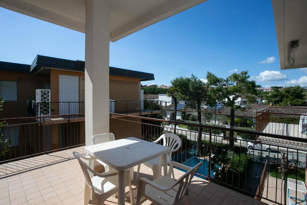 Marcelli, trilocale con terrazzo a due passi dal mare - M046