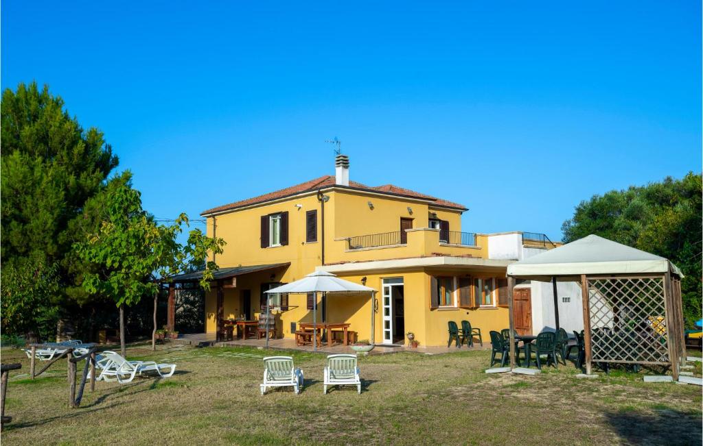 Amazing Home In Roseto Degli Abruzzi With Kitchen