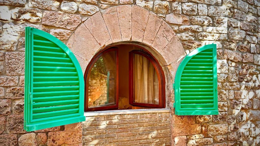 Piccola Grotta Ride the Beauty
