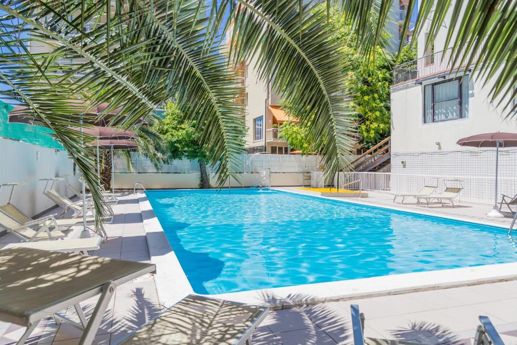 Hotel Plaza con piscina
