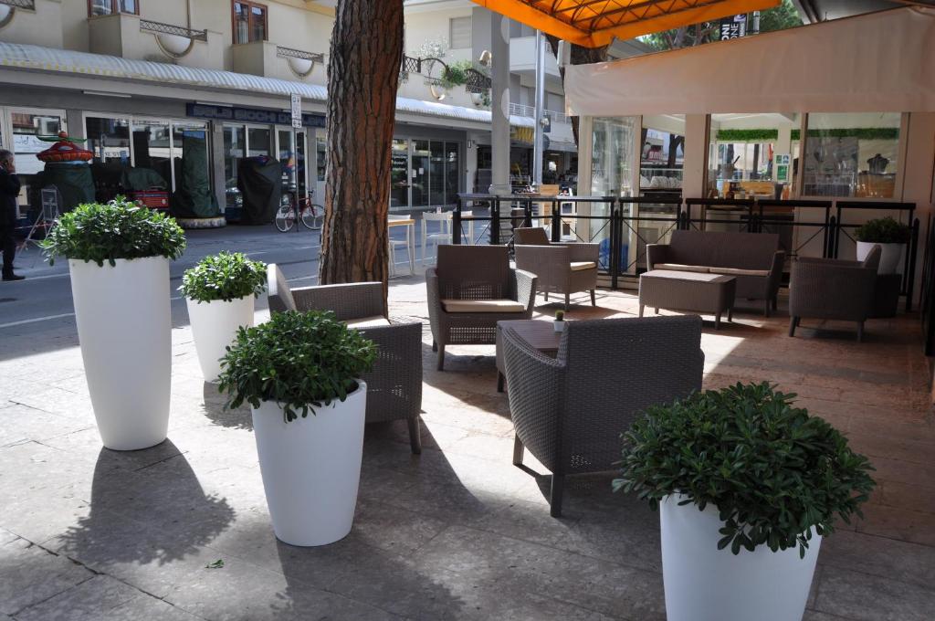 Hotel Susy - Ambienti rinnovati - direttamente su viale Dante e a due passi dal mare