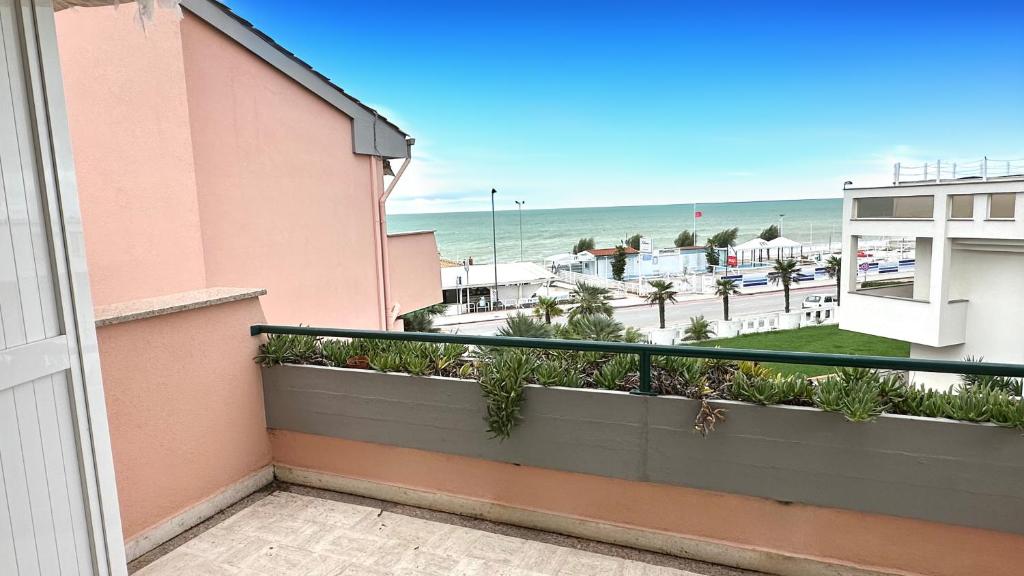 Trilocale fronte mare in residence con piscina a Marcelli - M079
