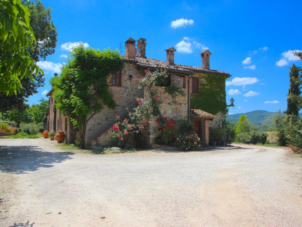 Exquisite Villa in San Venanzo with Private Pool